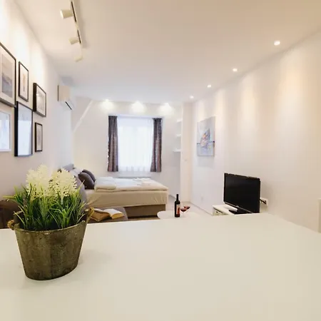 Hana Lux Apartment *